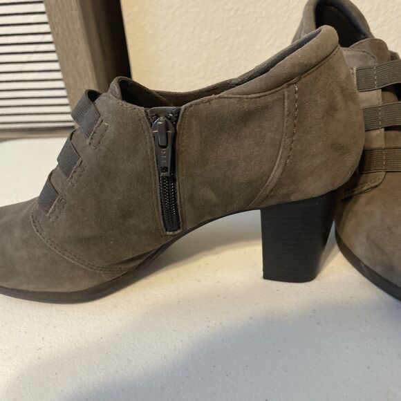 Clarks Collection Womens 9M Brynn Celia Brown Suede Ankle Zip Bootie - Picture 6 of 12